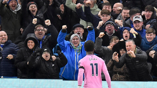 Gray puso el empate para Everton con un extraordinario remate ante Manchester City