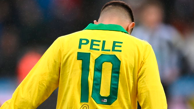 Bruno Guimaraes entró a la cancha con una camiseta de Pelé para partido de Newcastle y Leeds