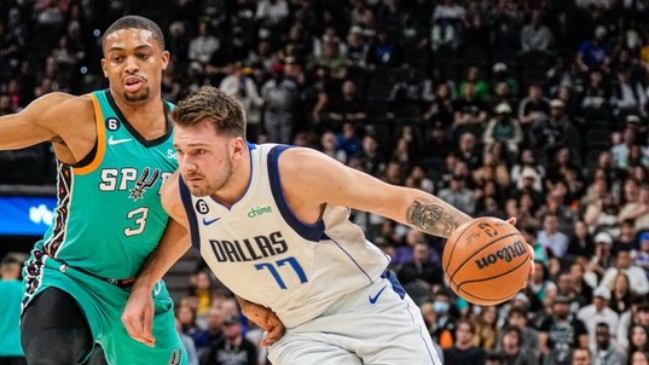 Luka Doncic selló su tercer partido con al menos 50 puntos en triunfo de Dallas