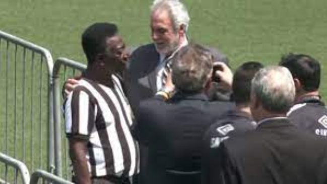 Doble de Pelé llegó al funeral y contó que “O Rei” le ayudó a dejar el alcoholismo