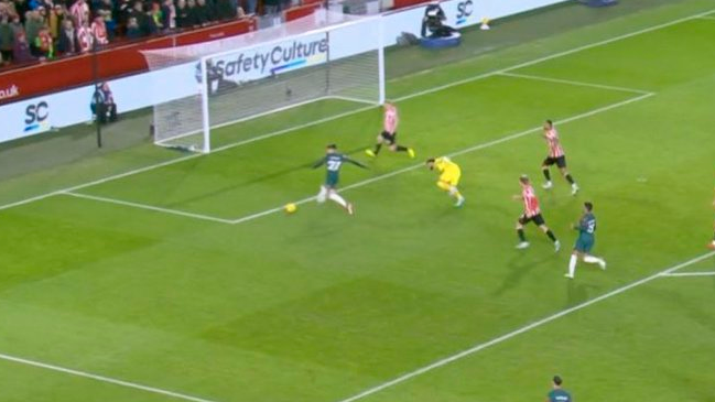 ¿Cómo erró eso? Darwin Núñez se llenó de críticas por fallo en partido de Liverpool