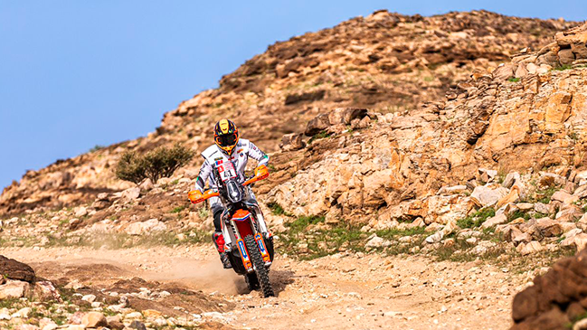 Igual que su padre: Tomás De Gavardo auxilió a piloto herido en el Dakar