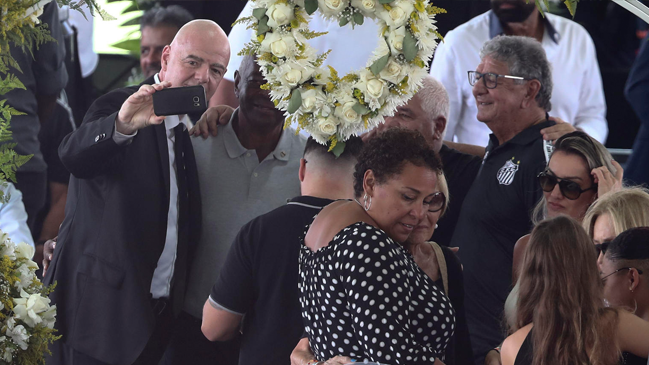 Infantino se llenó de críticas por tomarse una selfie cerca del ataúd de Pelé en su velorio
