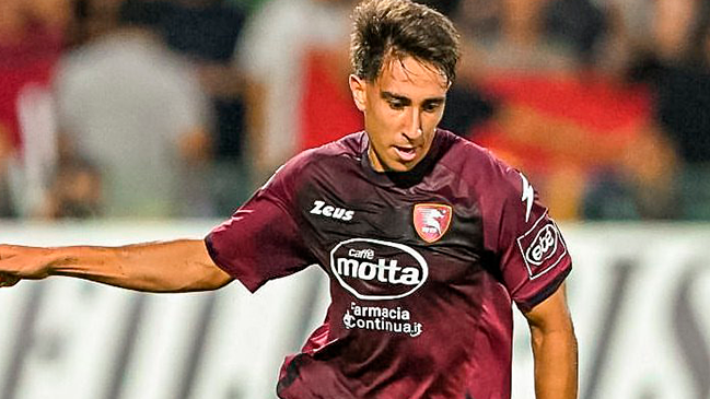Diego Valencia jugó en caída de Salernitana contra AC Milan