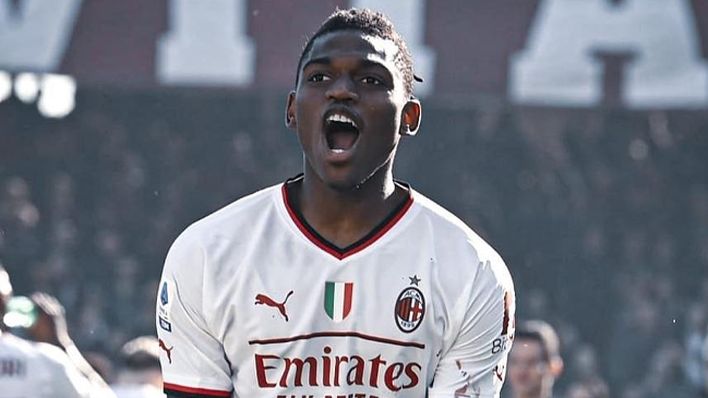 Rafael Leao se quedará en AC Milan a cambio de millonario monto, según la prensa italiana