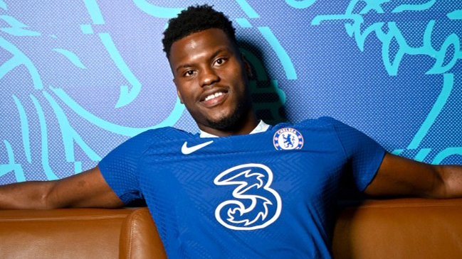 Benoit Badiashile llegó a Chelsea tras el traspaso fallido de Enzo Fernández