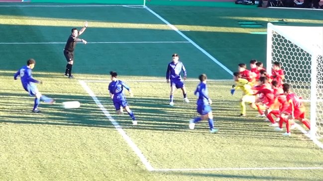 La férrea defensa ante una jugada preparada desde tiro libre indirecto en Japón