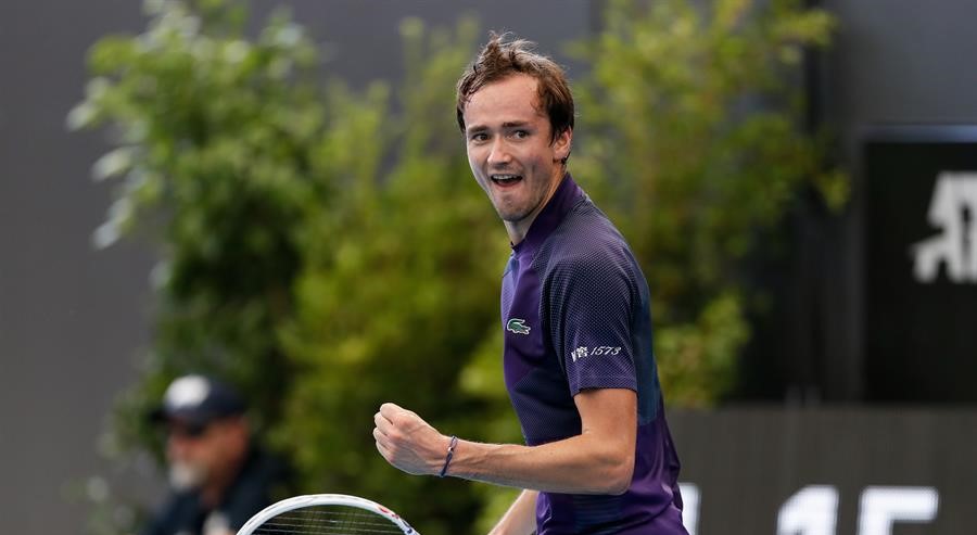 Daniil Medveded espera a Djokovic en las semifinales de Adelaida