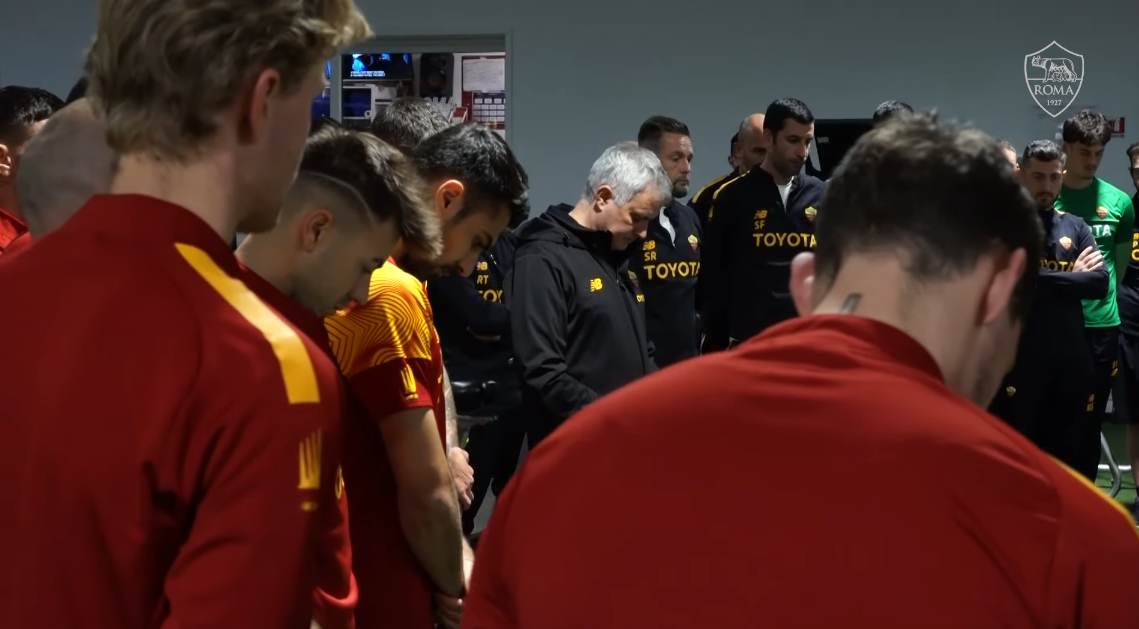 El emotivo minuto de silencio de la Roma de Mourinho por la partida de Gianluca Vialli