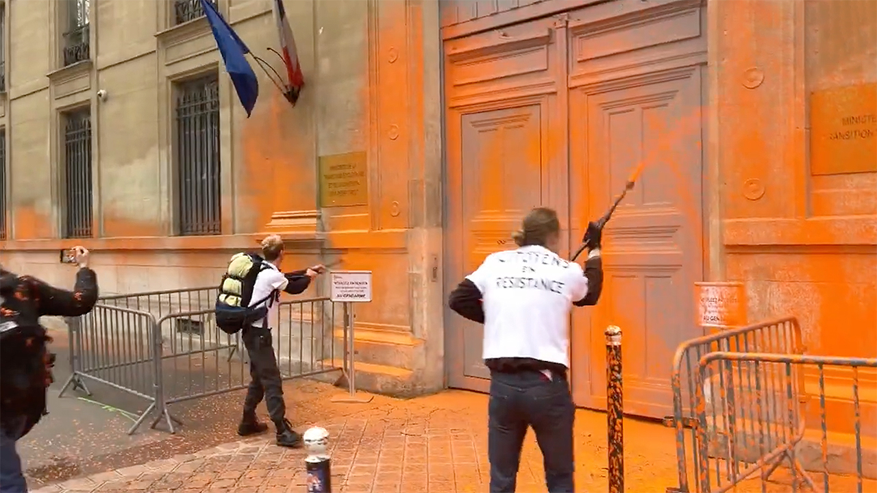 Ministerio de Ecología francés fue el nuevo blanco de activistas