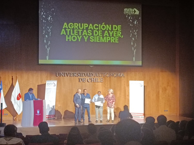 Exatleta Luciano Leyton fue premiado en la Gala Atlética Chilena