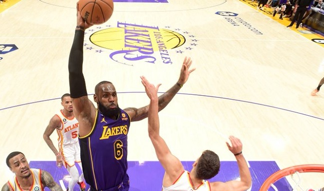 Los Angeles Lakers sumaron su cuarta victoria seguida en la NBA ante los Hawks