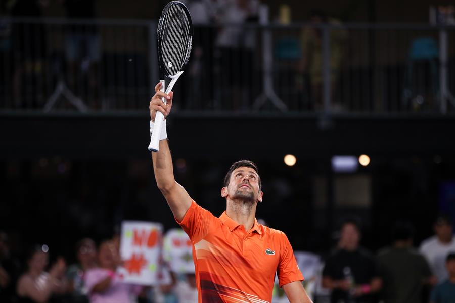 Djokovic no falló ante Medvedev y luchará por el título ante Korda en Adelaida