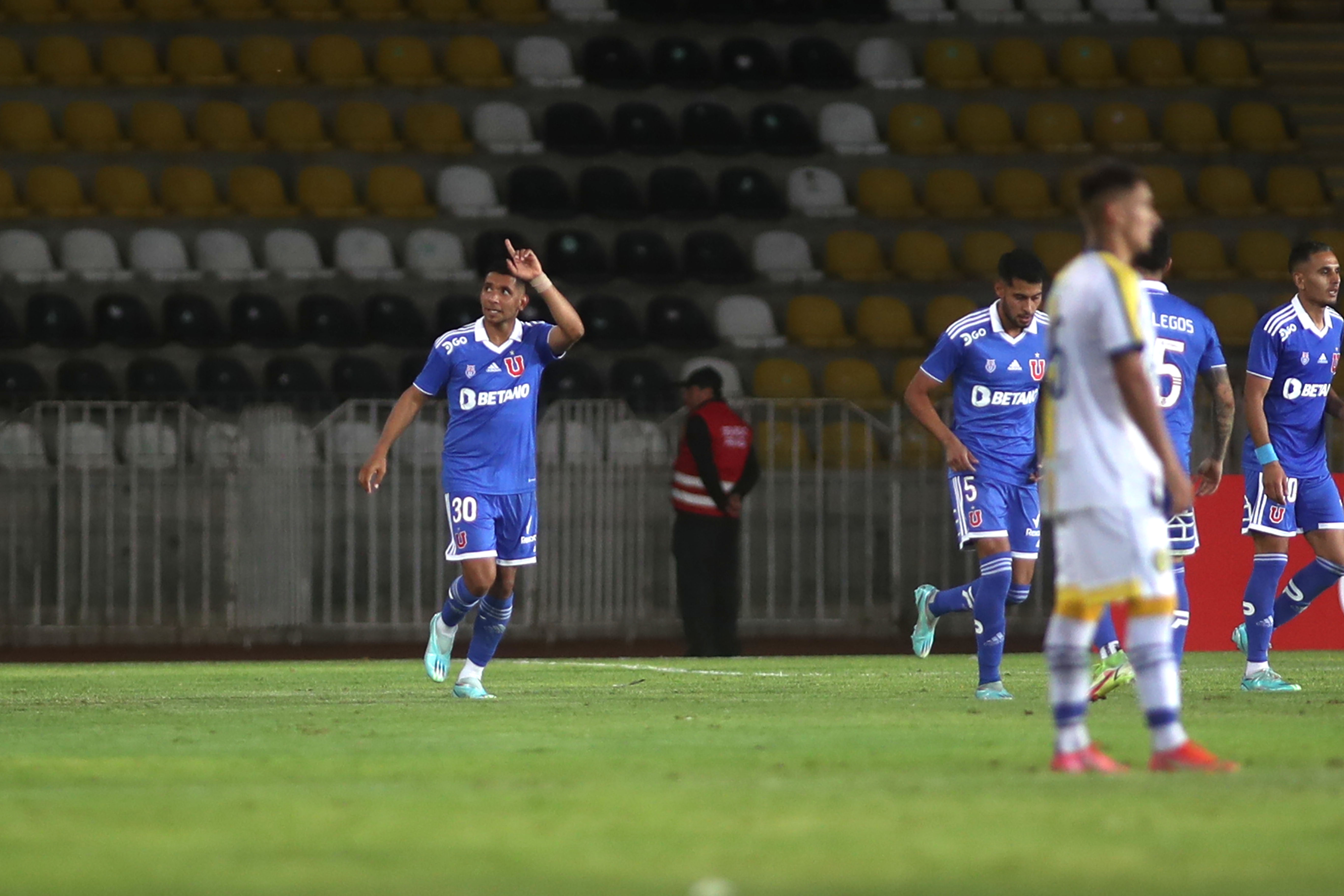 El gol de Cristian Palacios para la U tras el grosero fallo defensivo de Rosario Central