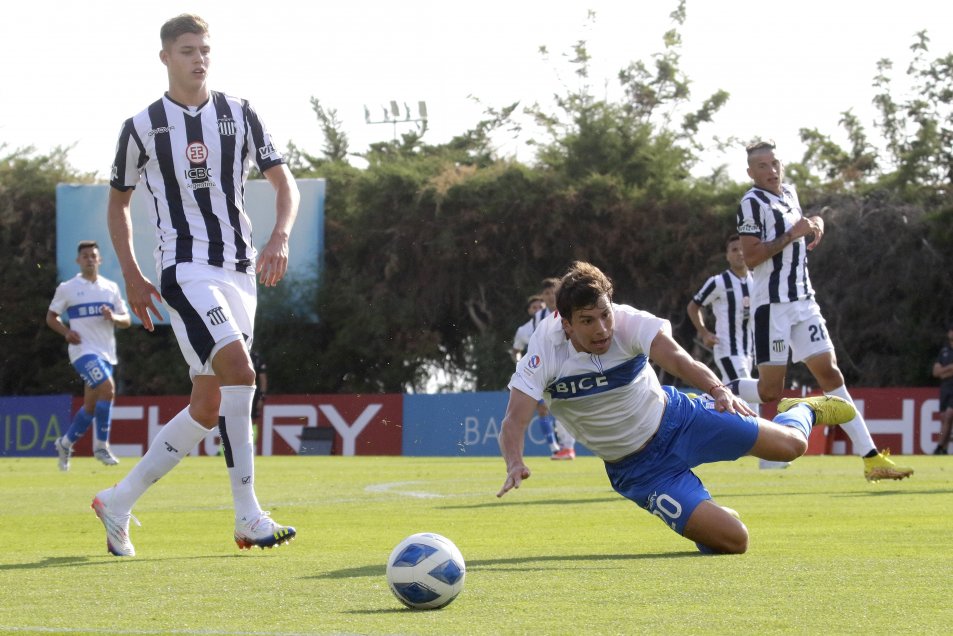 Un encendido Gonzalo Tapia comandó la victoria de la UC sobre Talleres en amistoso