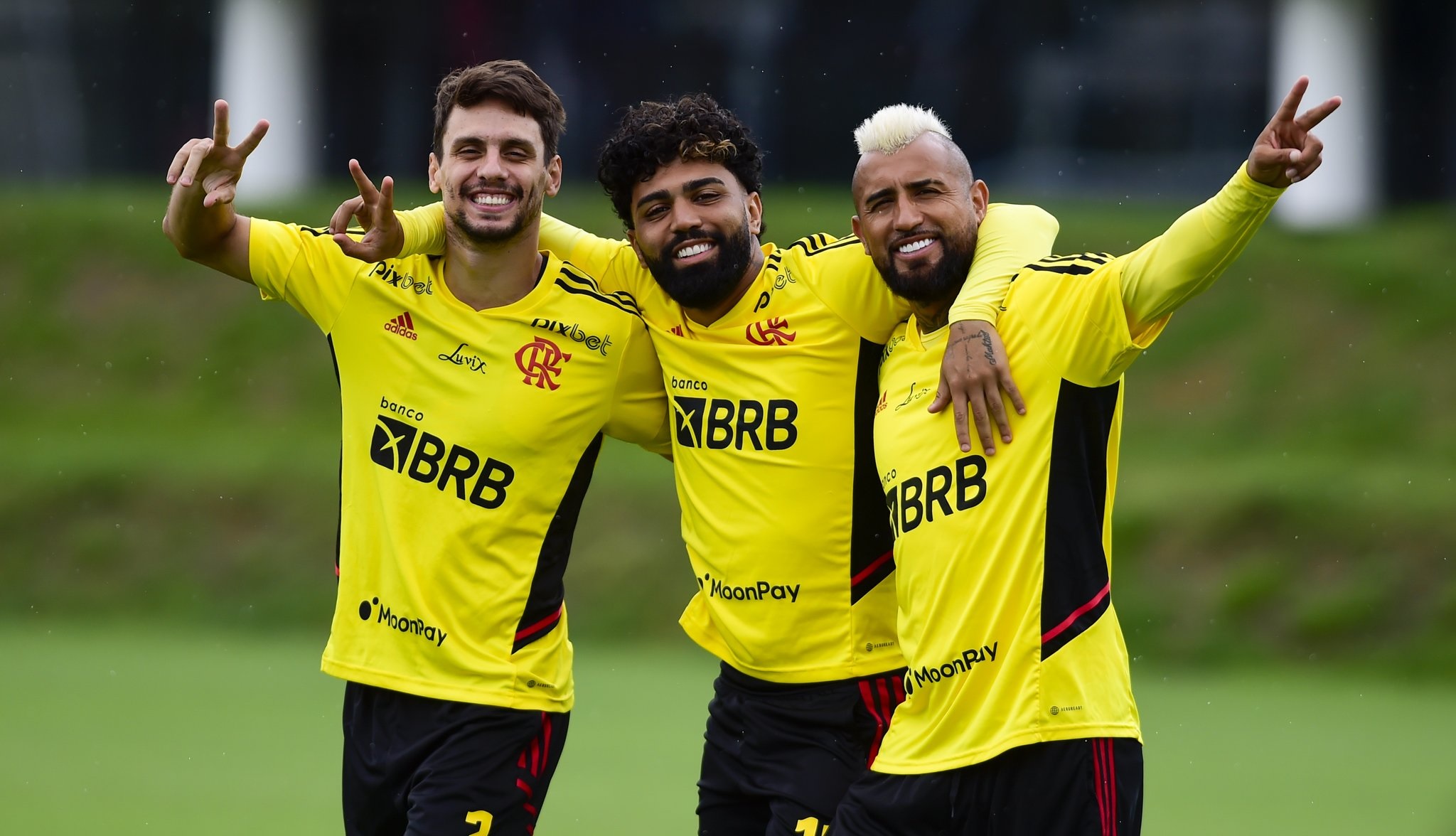 Arturo Vidal se lució con golazos en la práctica de Flamengo