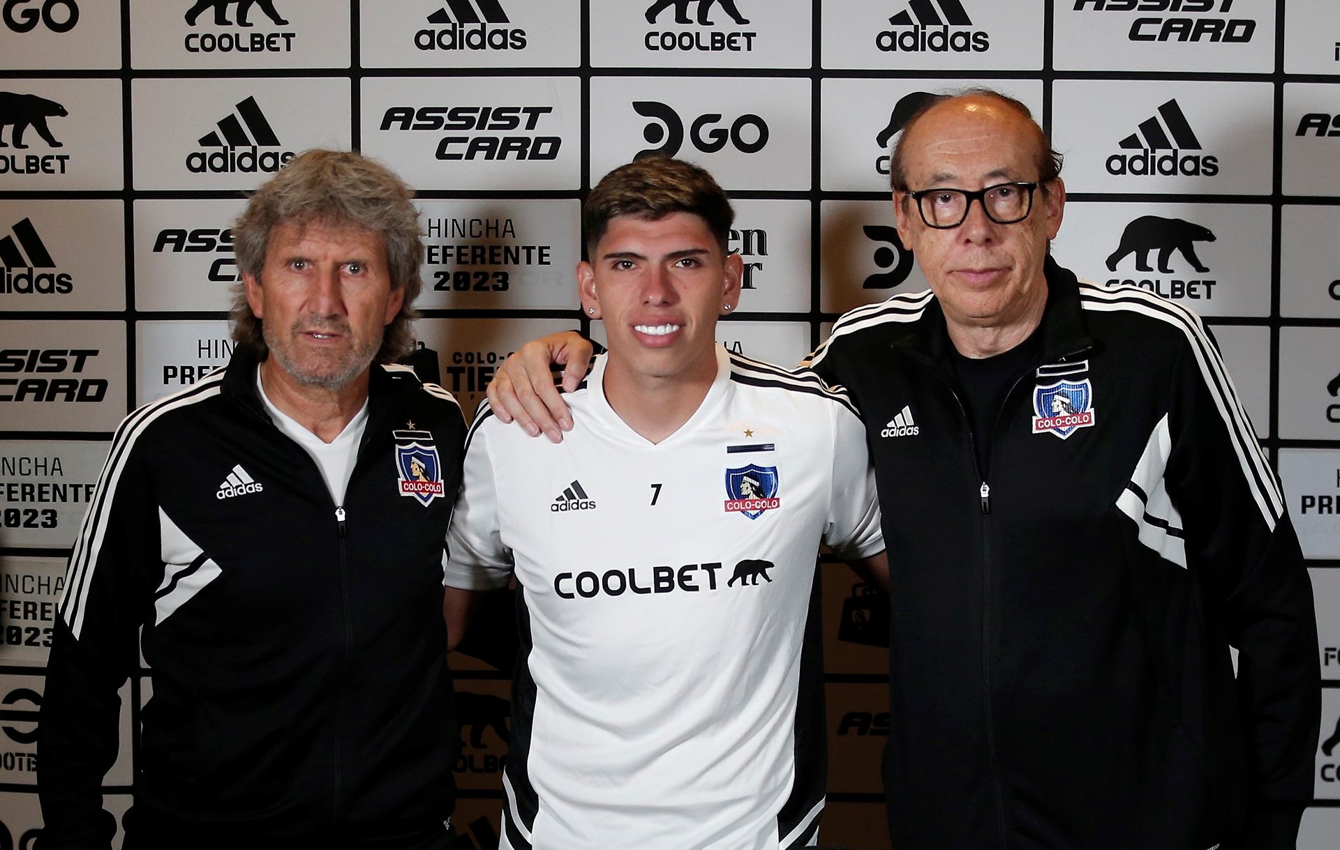 Carlos Palacios fue presentado en Colo Colo: Es uno de los días más felices de mi vida