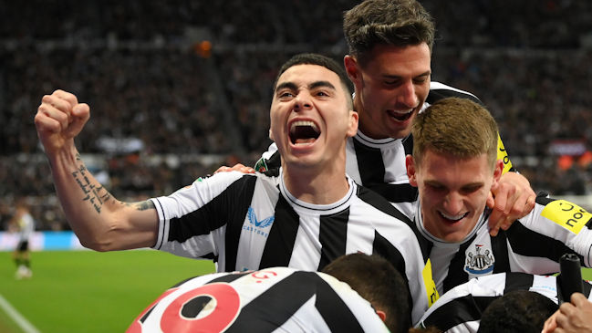 Newcastle se instaló en semis de la Copa de la liga inglesa al derribar a Leicester City