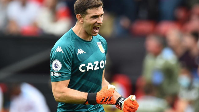 “Dibu” Martínez se lució con buenas atajadas en el triunfo del Aston Villa frente al Leeds United