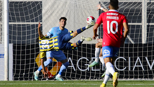 Fabricio Oviedo anotó con una pirueta para la igualdad de Rosario Central ante U. Católica