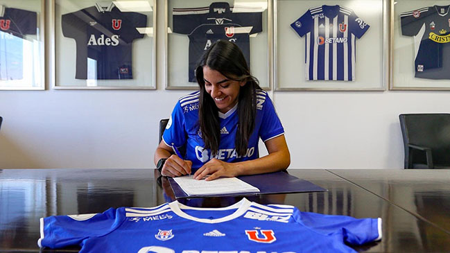 Natalia Campos renovó por dos temporadas con Universidad de Chile