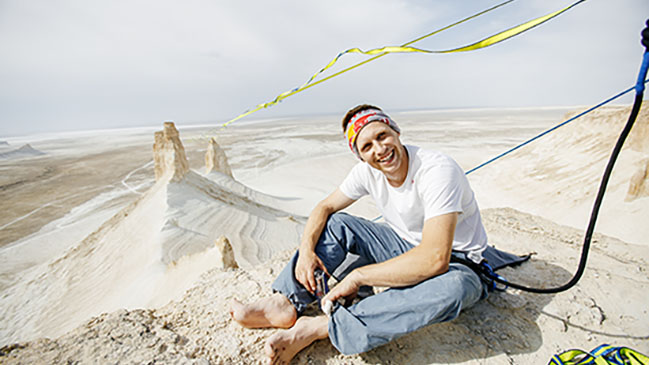 El estonio Jaan Roose se convirtió en el primer deportista en cruzar los “Colmillos de Kazajistán”