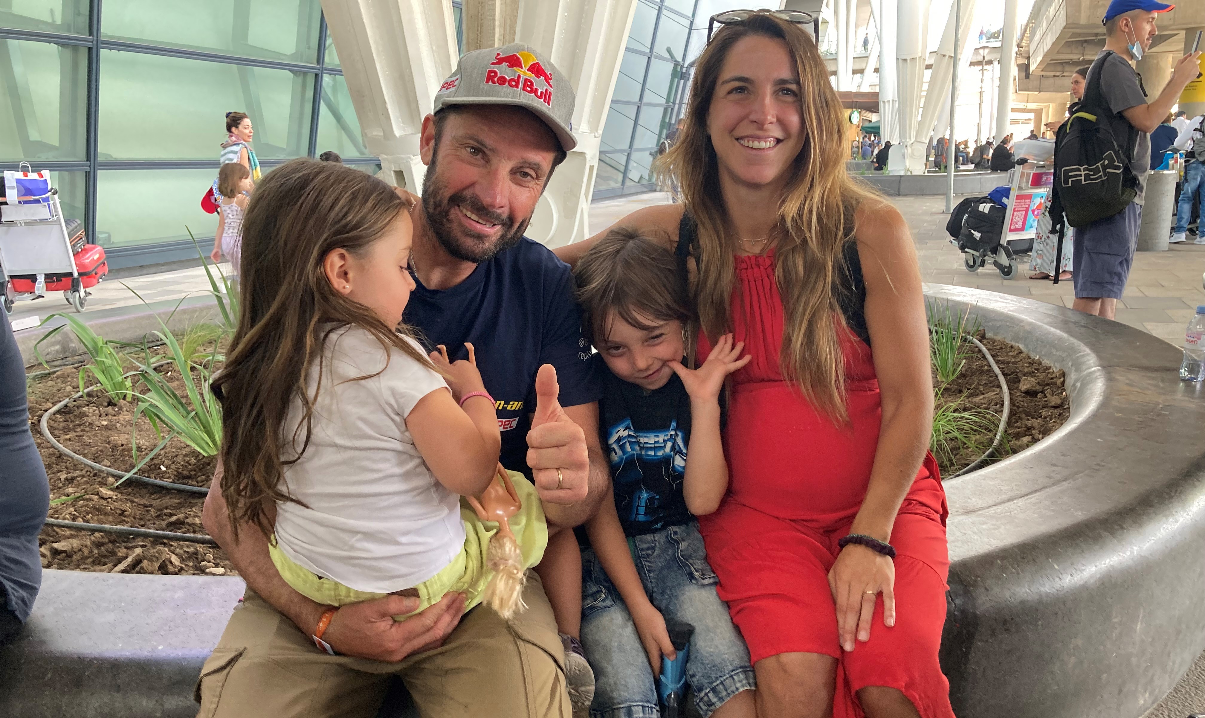 “Chaleco” López llegó a Chile tras el Dakar y fue a la clínica para recibir a su tercer hijo