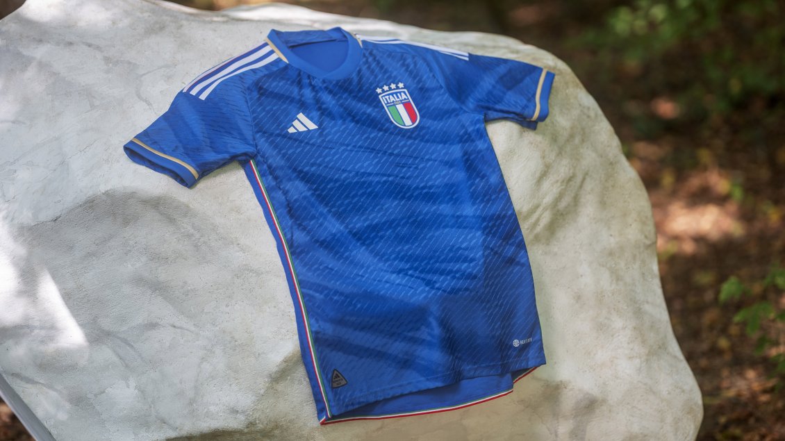 La selección italiana presentó sus nuevas camisetas
