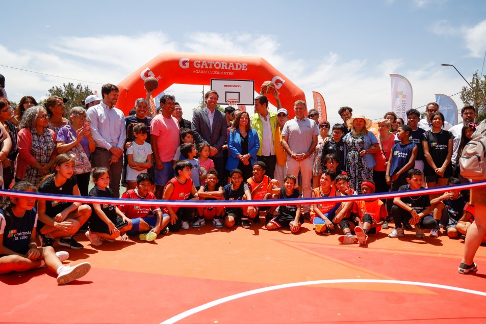 Se inauguró en Renca una multicancha construida con más de dos toneladas de botellas plásticas 