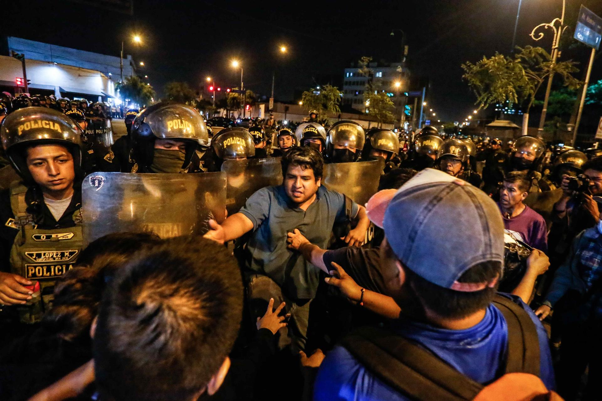 En Perú se pospuso inicio de la liga de fútbol y cancelaron eventos deportivos por protestas