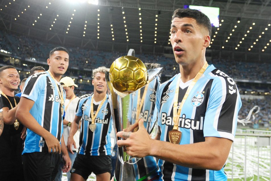 Luis Suárez alzó su primer título en Brasil tras ser figura de Gremio en la Recopa Gaúcha