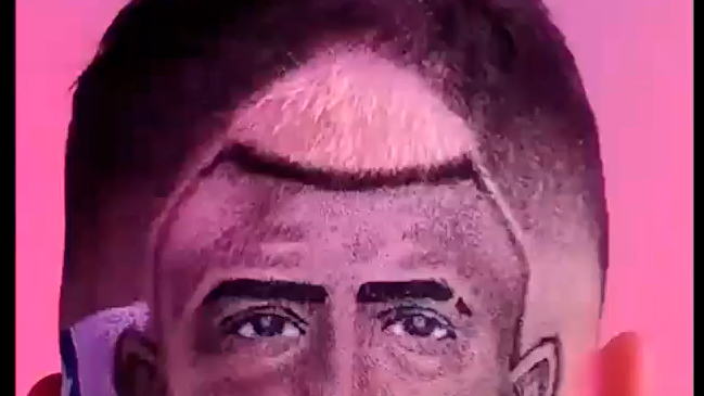 Fanático se hizo extravagante corte de pelo con Arturo Vidal incluido