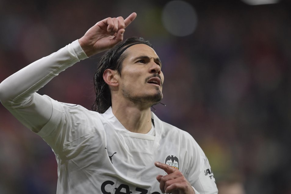 Cavani brilló con doblete y Valencia eliminó a Sporting de Gijón en la Copa del Rey