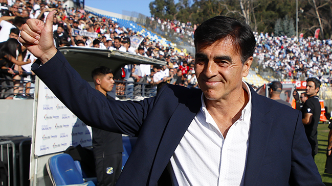 Gustavo Quinteros probó una nueva formación para su estreno ante Copiapó