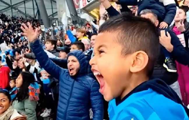 Pequeño hincha de Olympique de Marsella mostró su fanatismo por Alexis Sánchez en las tribunas