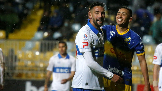 Everton y Universidad Católica chocan buscando un envión anímico por su primera victoria