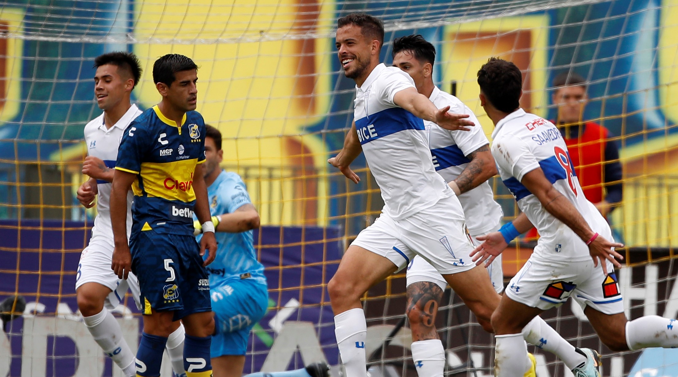 Mena asistió y Di Santo con cabezazo anotó para la UC ante Everton