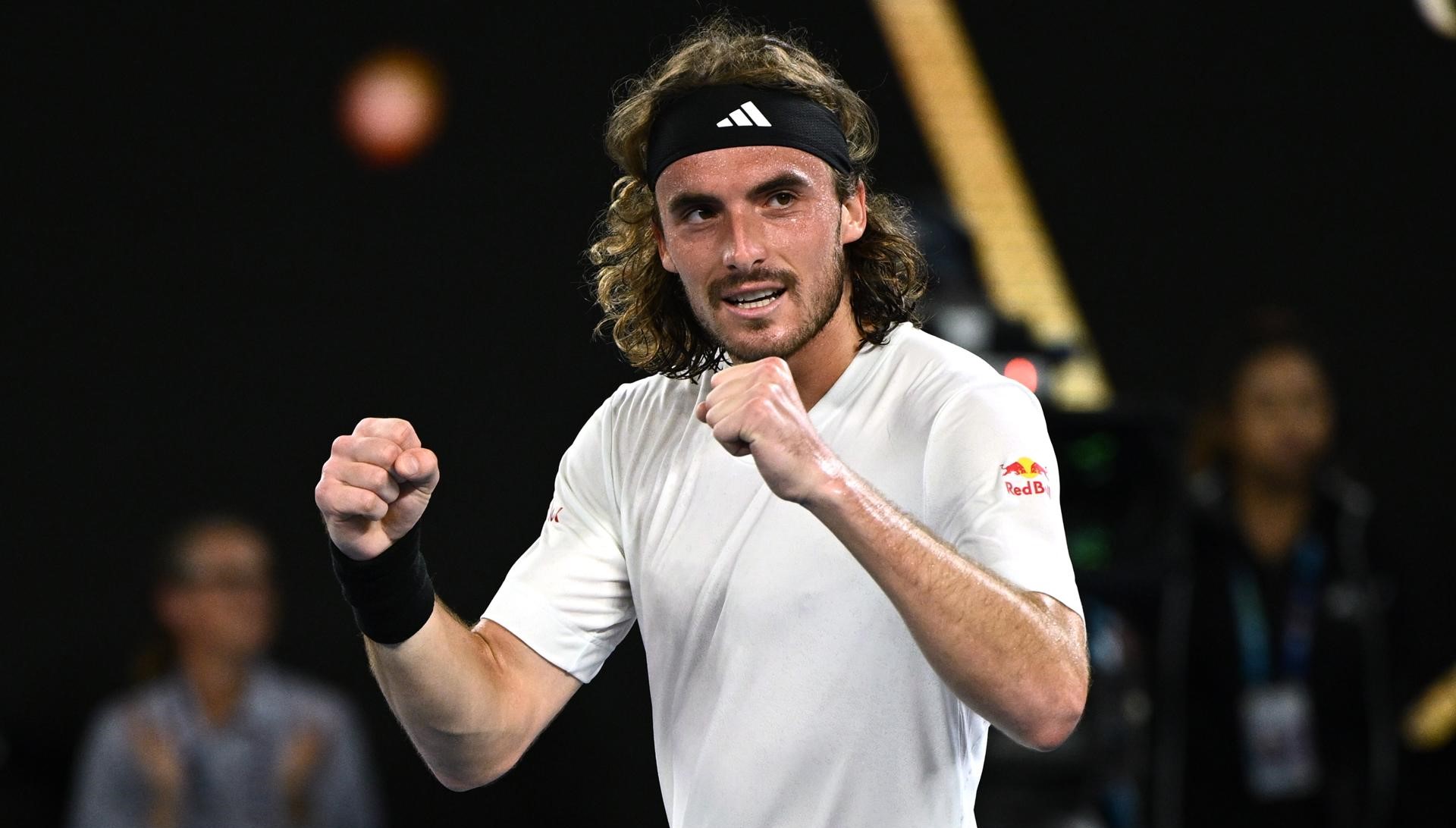 Stefanos Tsitsipas evitó la remontada de Jannik Sinner y avanzó a cuartos de final en Australia