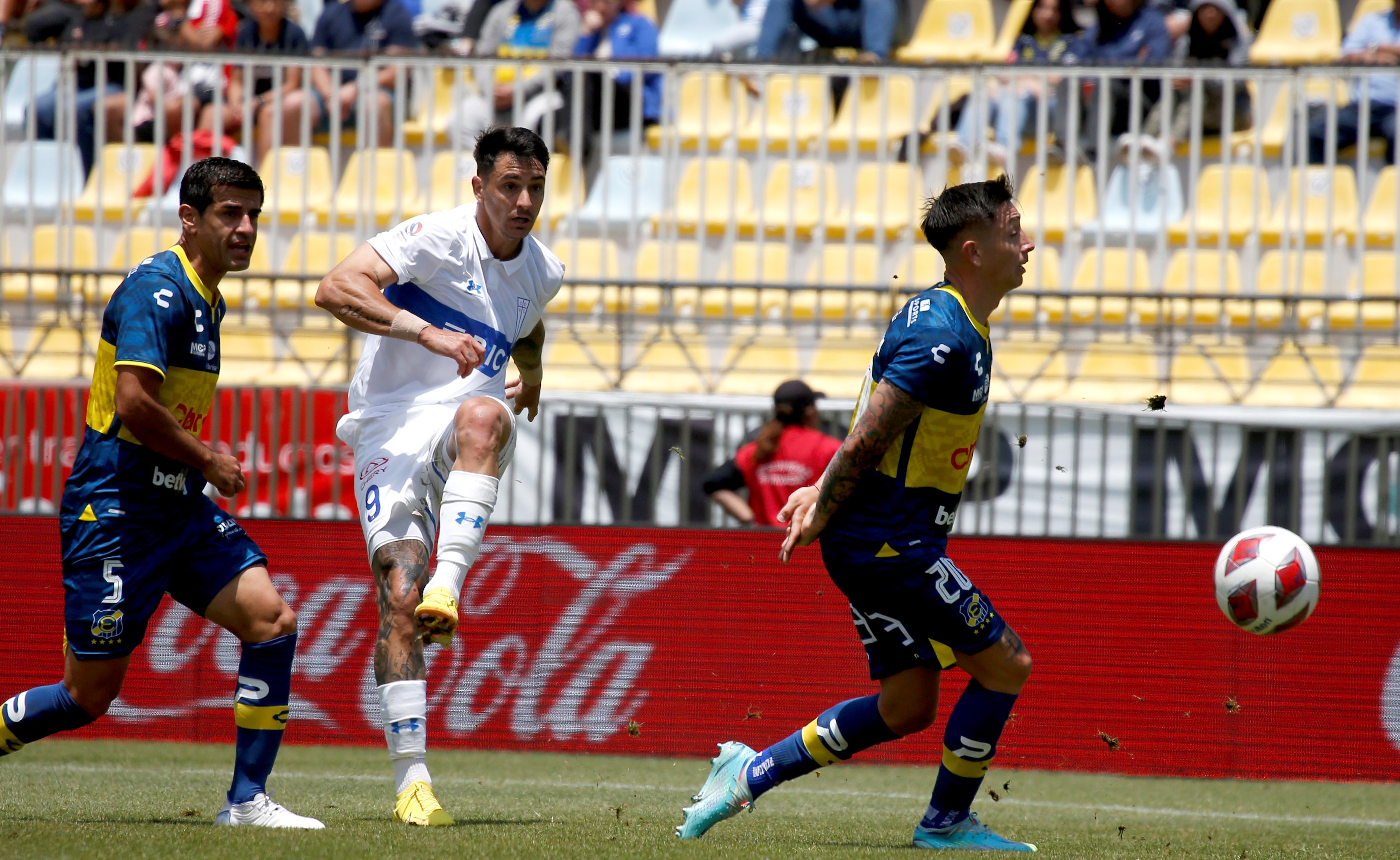 Zampedri cerró con un golazo un contragolpe de la UC ante Everton