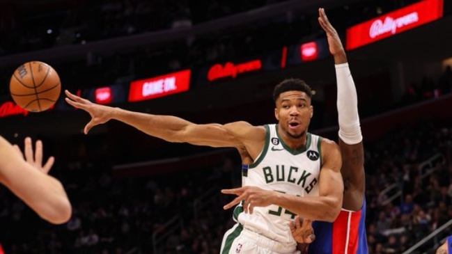 Giannis Antetokounmpo regresó para liderar aplastante victoria de Bucks ante Detroit