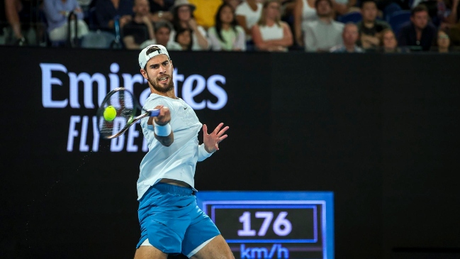 Karen Khachanov aprovechó el retiro de Korda para avanzar a semifinales en Australia