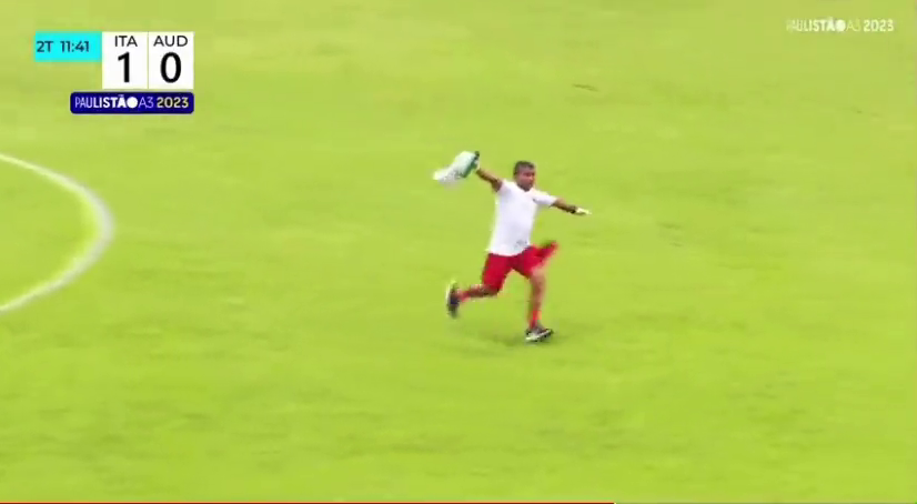 ¡Llegó volando! Masajista acaparó miradas haciendo el “avioncito” en el torneo paulista