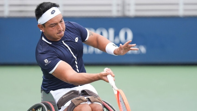 Alexander Cataldo tuvo dispar suerte: Cayó en singles y avanzó a semifinales en dobles