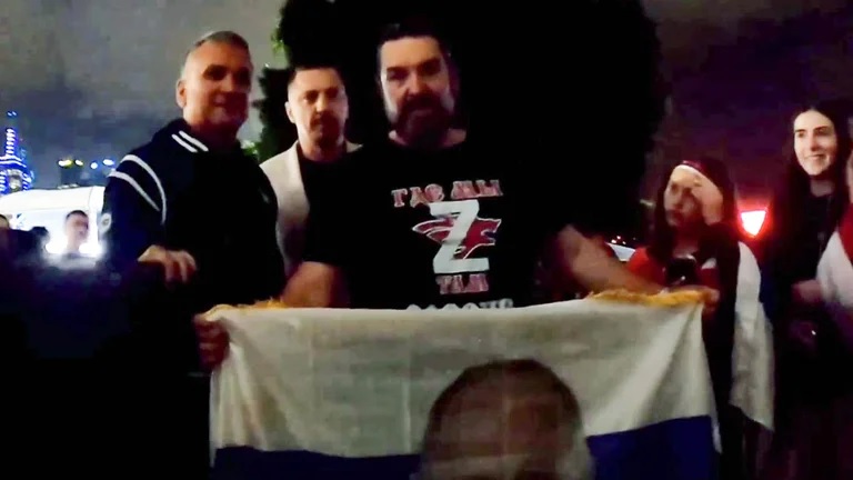 Padre de Novak Djokovic se llenó de críticas por posar con seguidores de Putin en Australia