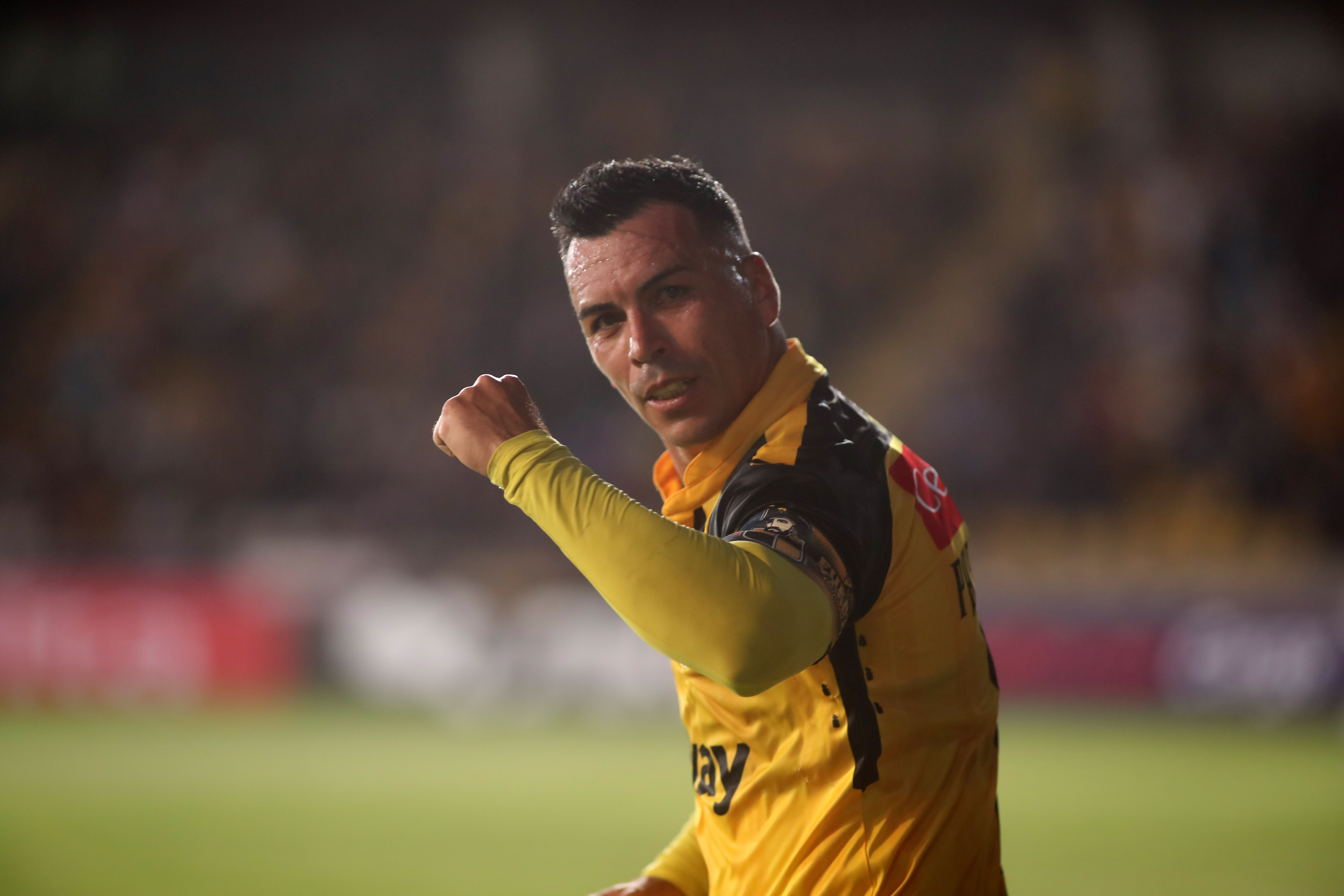 Esteban Paredes salió del retiro y jugará en San Antonio Unido