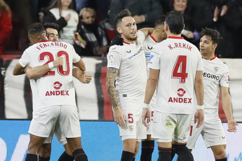 Sevilla venció a Elche y se despegó del descenso en la liga española
