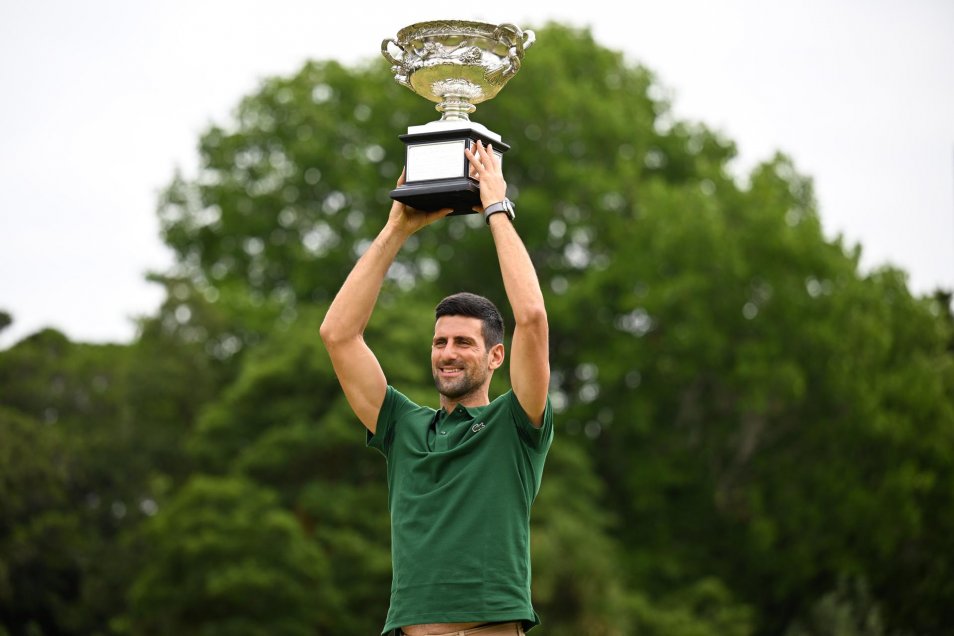Sabalenka y Djokovic posaron con el trofeo que los acredita como campeones de Australia