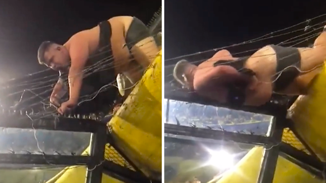 Hincha de Boca vivió un tenso momento al quedar atrapado en un alambre de púas en La Bombonera