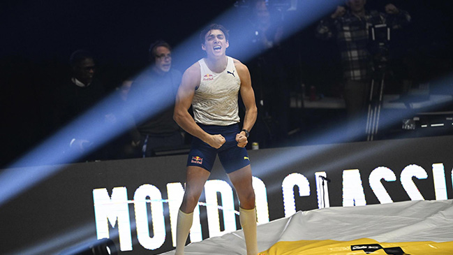 Armand Duplantis inició el año con un intento frustrado de romper su récord