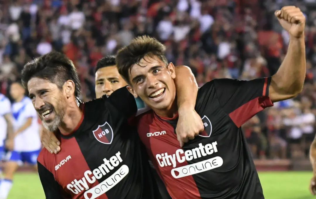 Newell’s celebró su primera victoria en la liga de Argentina tras batir a Vélez Sarsfield